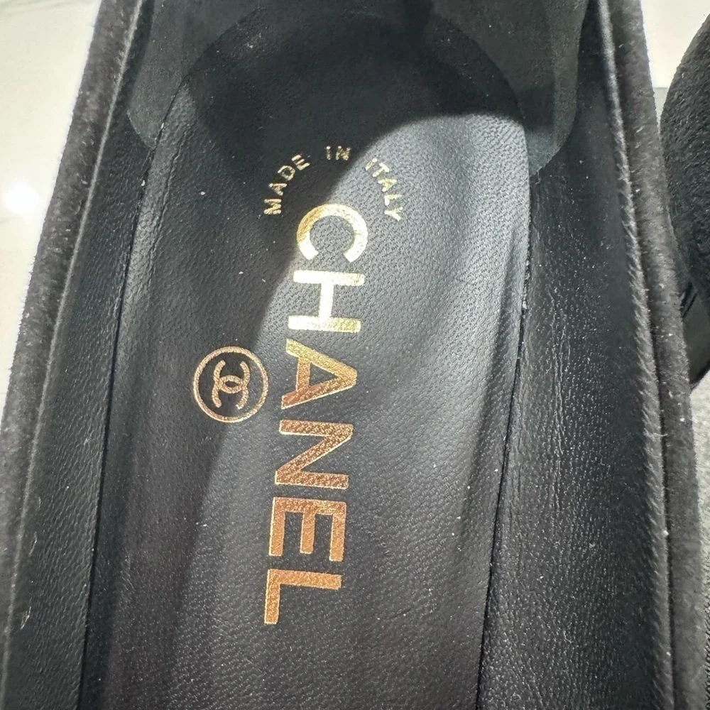 Chanel CC Logo Black Suede & patent gold CC logo Heel Round Toe Pumps EU 37